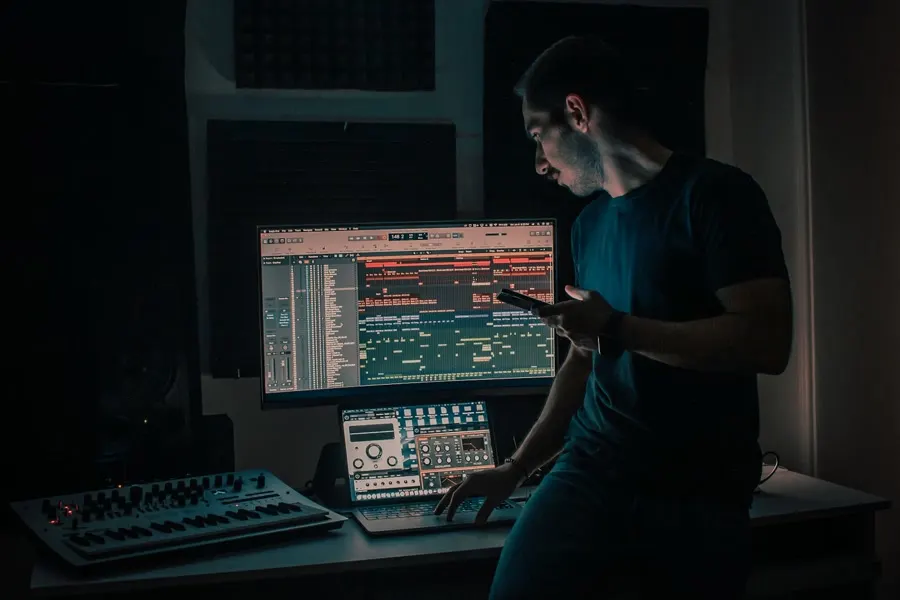 Productor trabajando en un estudio musical